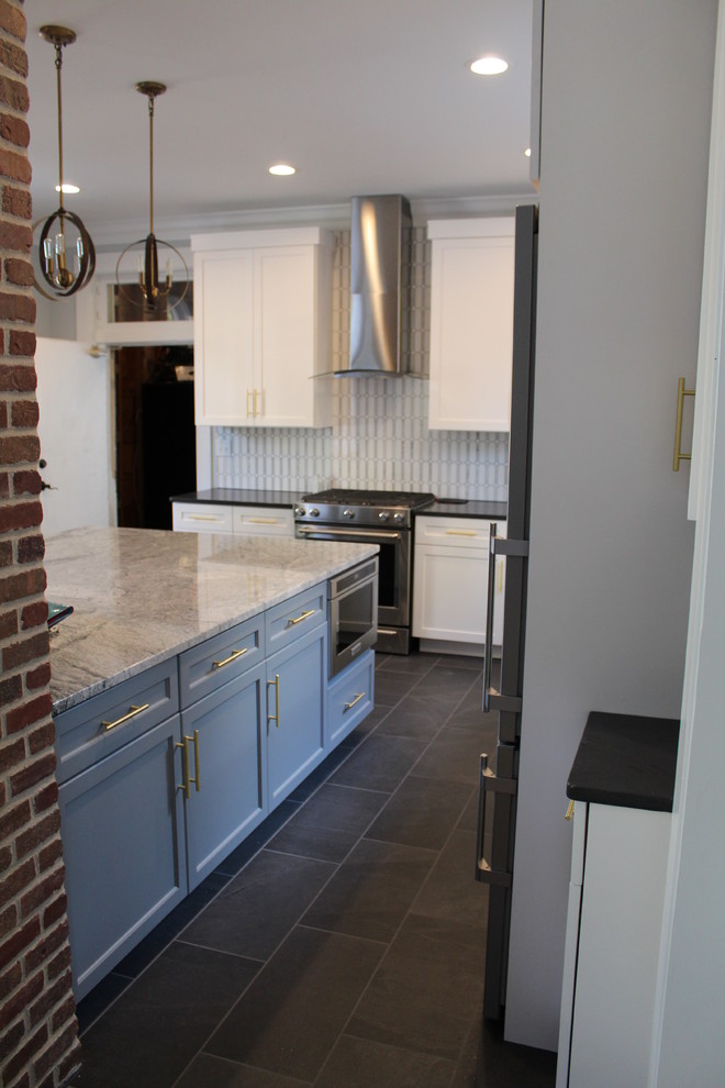 Foto på ett avskilt, mellanstort amerikanskt svart l-kök, med en undermonterad diskho, släta luckor, vita skåp, bänkskiva i kvarts, flerfärgad stänkskydd, rostfria vitvaror, klinkergolv i keramik, en köksö och grått golv
