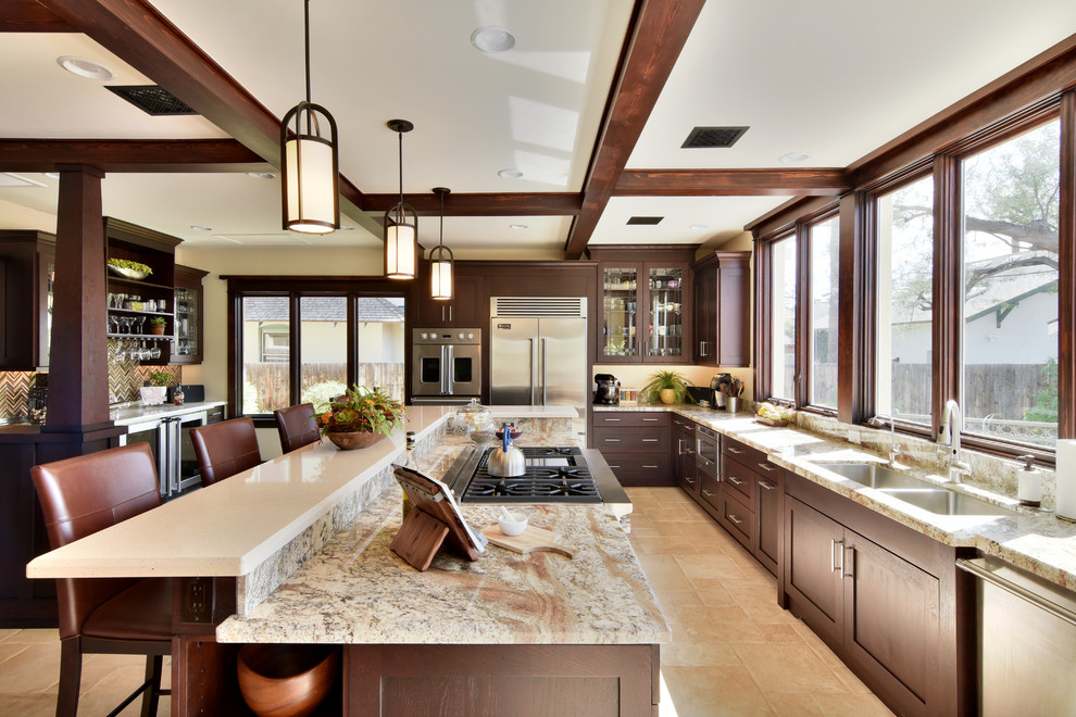 フェニックスにあるラグジュアリーな広いトラディショナルスタイルのおしゃれなキッチンの写真