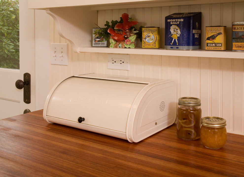 Imagen de cocina de estilo de casa de campo con fregadero sobremueble, encimera de madera y electrodomésticos blancos