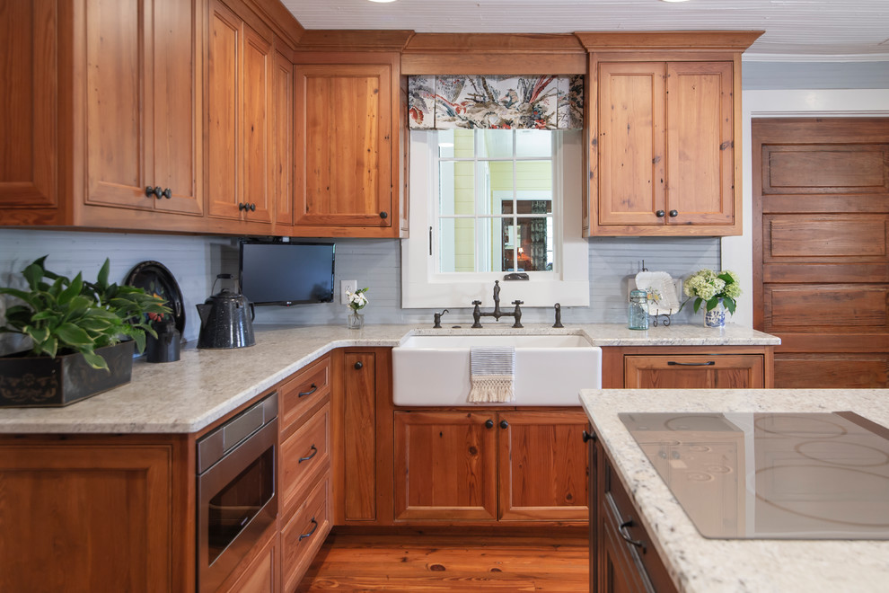 シャーロットにある高級な中くらいなカントリー風のおしゃれなキッチン (インセット扉のキャビネット、中間色木目調キャビネット、珪岩カウンター、無垢フローリング、白いキッチンカウンター) の写真