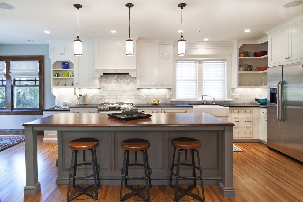 Urige Küche mit Landhausspüle und Arbeitsplatte aus Holz in Minneapolis
