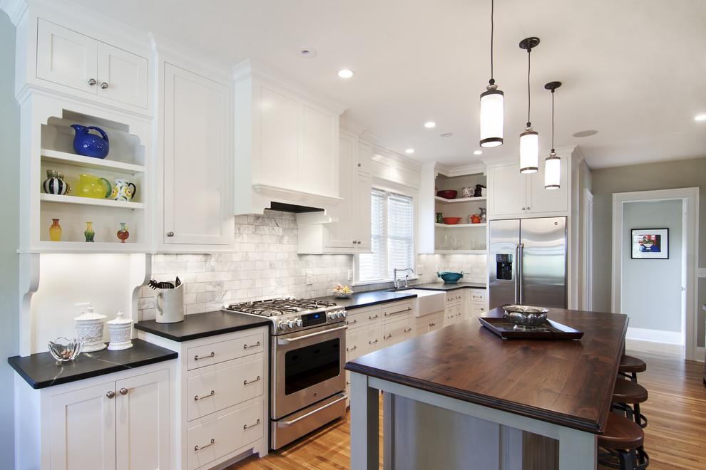 Urige Küche mit Landhausspüle, Arbeitsplatte aus Holz und Rückwand aus Marmor in Minneapolis