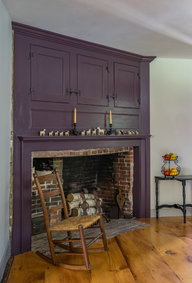 ボストンにある高級な広いカントリー風のおしゃれなキッチン (落し込みパネル扉のキャビネット、紫のキャビネット、無垢フローリング) の写真