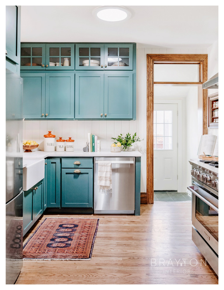 Rustikale Küche mit Schrankfronten im Shaker-Stil, grünen Schränken, Marmor-Arbeitsplatte, Küchenrückwand in Weiß, Rückwand aus Holz, hellem Holzboden und weißer Arbeitsplatte in Denver