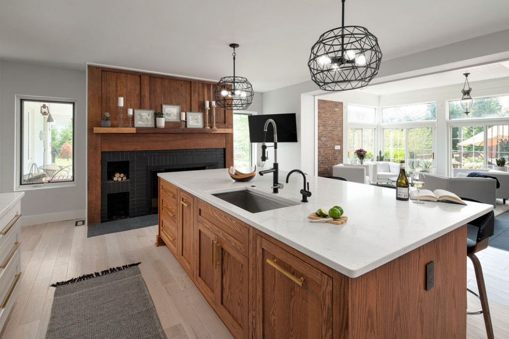 Immagine di una cucina classica con ante lisce, top in quarzite, paraspruzzi bianco, elettrodomestici da incasso, pavimento beige e top bianco