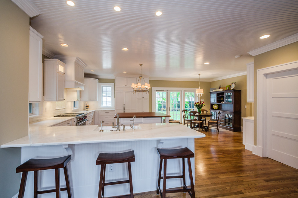 This is an example of a classic kitchen in Tampa.