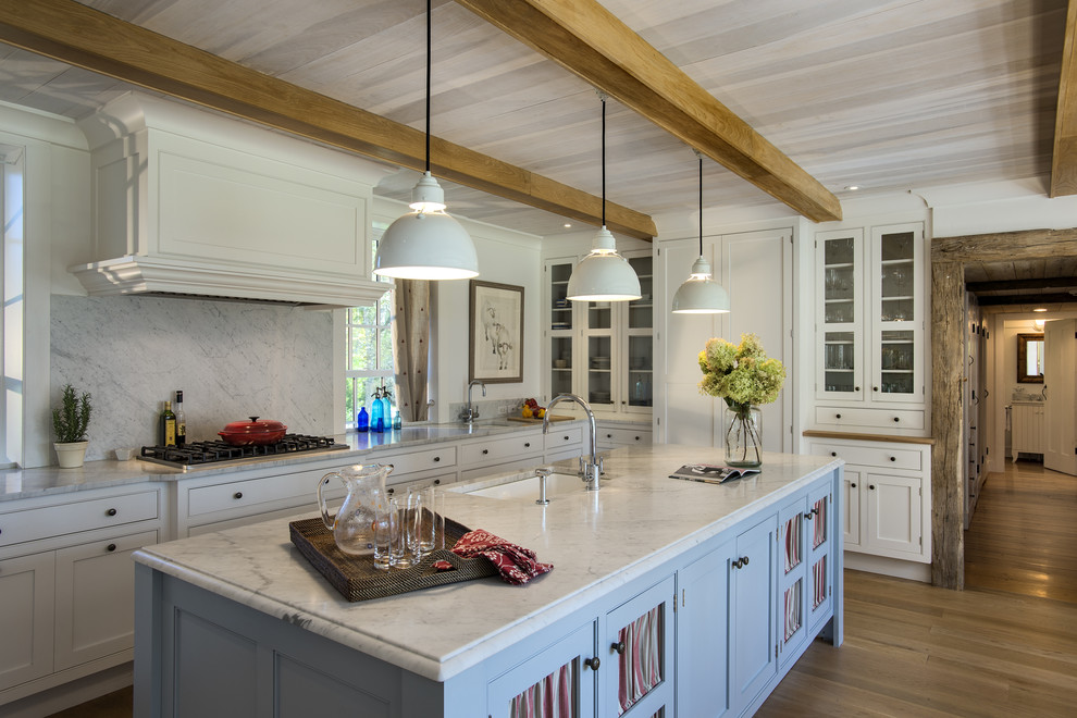 Exempel på ett lantligt kök och matrum, med en undermonterad diskho, skåp i shakerstil, vita skåp, marmorbänkskiva, vitt stänkskydd, stänkskydd i sten och integrerade vitvaror