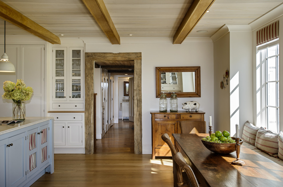 Diseño de cocina comedor de estilo de casa de campo con armarios con paneles empotrados, puertas de armario blancas y electrodomésticos con paneles