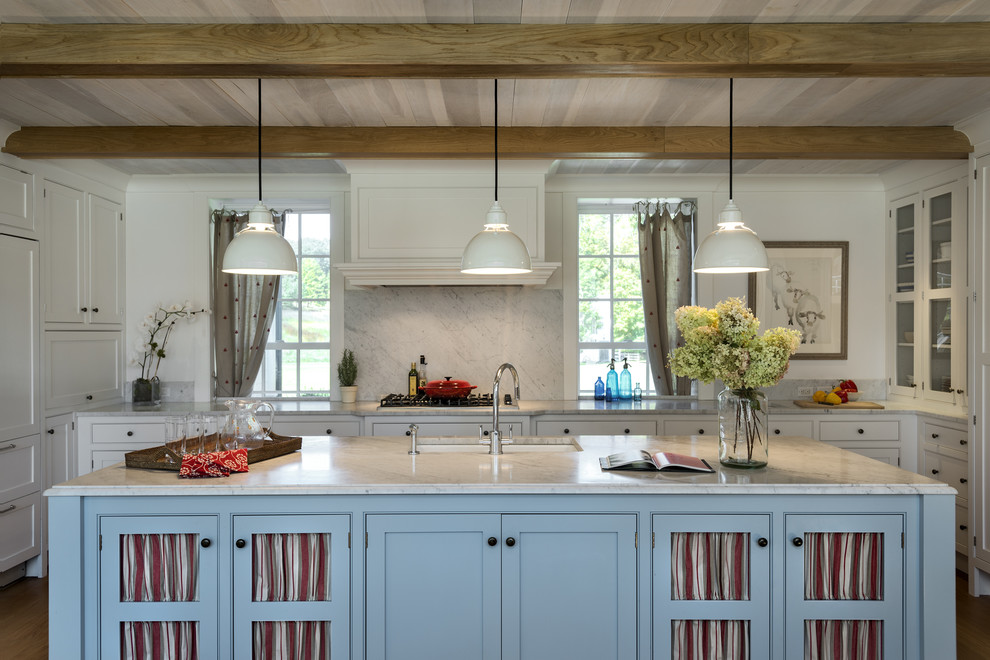Foto di una cucina country con lavello sottopiano, ante in stile shaker, ante blu, top in marmo, paraspruzzi bianco, elettrodomestici da incasso e paraspruzzi in marmo