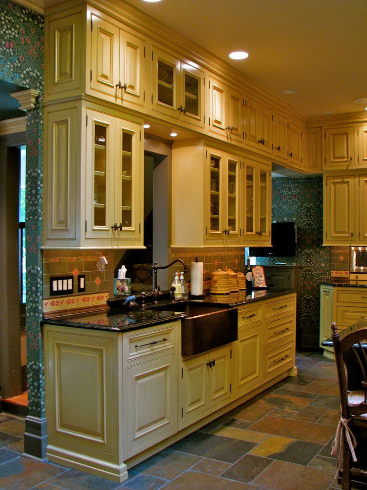 Inspiration för ett stort vintage kök, med en rustik diskho, luckor med upphöjd panel, skåp i slitet trä, granitbänkskiva, grönt stänkskydd, stänkskydd i keramik, rostfria vitvaror och skiffergolv