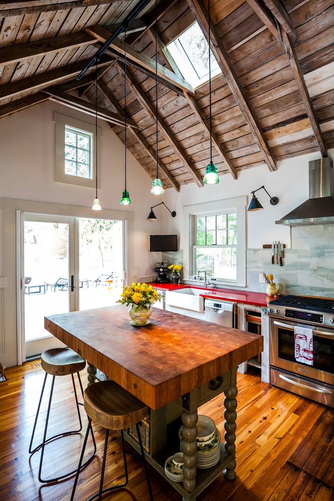 ローリーにある小さなカントリー風のおしゃれなアイランドキッチン (オープンシェルフ、エプロンフロントシンク、シルバーの調理設備、濃色無垢フローリング) の写真