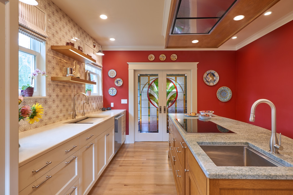 Exempel på ett mellanstort modernt vit vitt kök, med en enkel diskho, luckor med infälld panel, vita skåp, bänkskiva i kvartsit, vitt stänkskydd, stänkskydd i keramik, integrerade vitvaror, ljust trägolv, en köksö och brunt golv