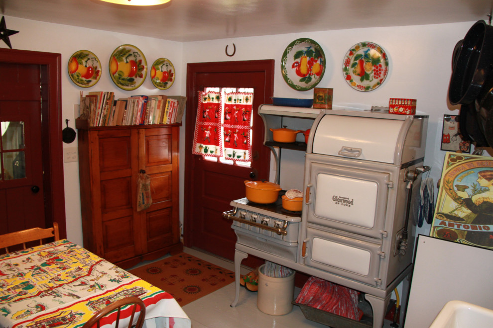 Ejemplo de cocina comedor campestre pequeña sin isla con electrodomésticos de colores, suelo de madera pintada y suelo gris