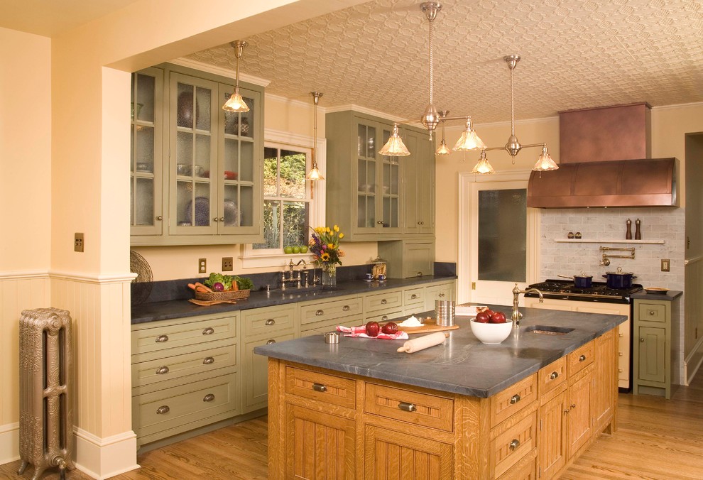 シアトルにあるトラディショナルスタイルのおしゃれなキッチン (ガラス扉のキャビネット、緑のキャビネット、グレーのキッチンパネル、サブウェイタイルのキッチンパネル、白い調理設備) の写真