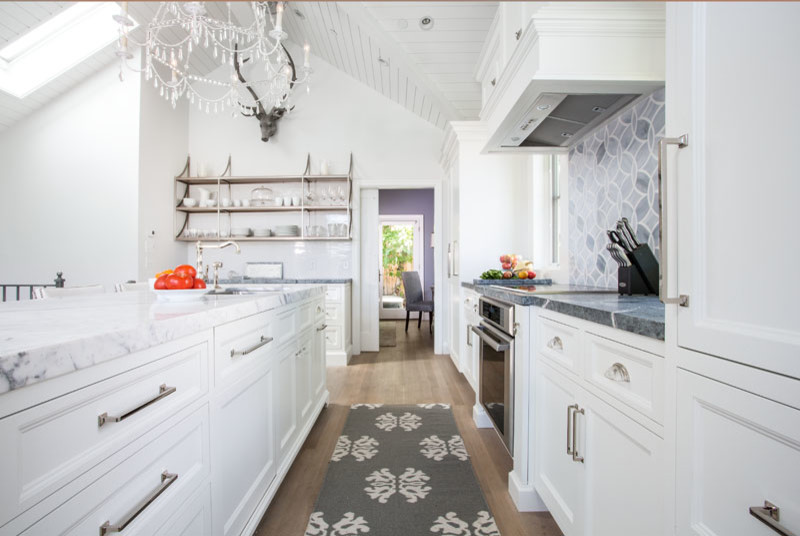 Idéer för mellanstora funkis kök, med en undermonterad diskho, luckor med infälld panel, vita skåp, marmorbänkskiva, grått stänkskydd, rostfria vitvaror, mellanmörkt trägolv, en köksö och brunt golv