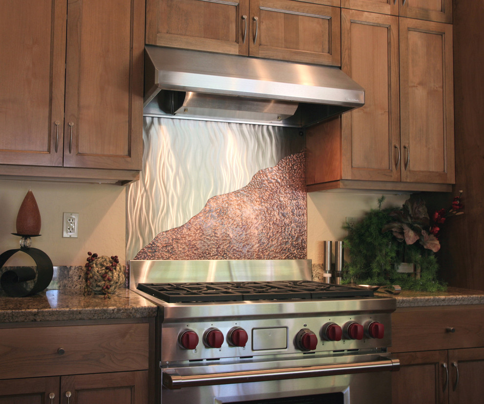 Mittelgroße Moderne Küche mit Schrankfronten mit vertiefter Füllung, hellbraunen Holzschränken, Granit-Arbeitsplatte und Küchengeräten aus Edelstahl in Phoenix