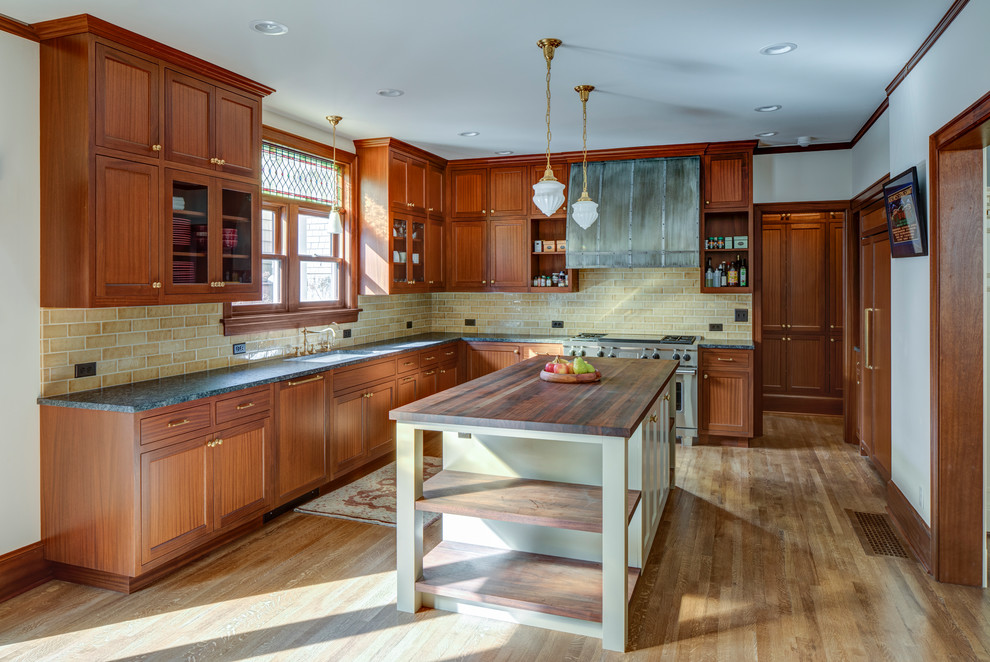 Exempel på ett klassiskt grå grått l-kök, med en undermonterad diskho, skåp i shakerstil, skåp i mellenmörkt trä, beige stänkskydd, rostfria vitvaror, mellanmörkt trägolv, en köksö och brunt golv