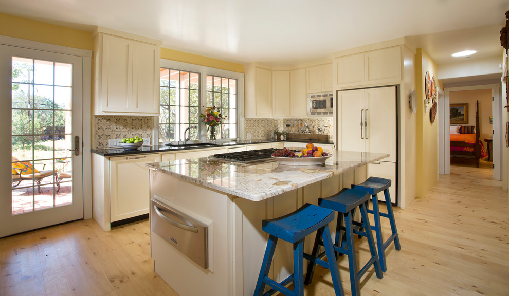 Immagine di una cucina a L chic con ante in stile shaker, ante bianche, paraspruzzi multicolore e elettrodomestici da incasso