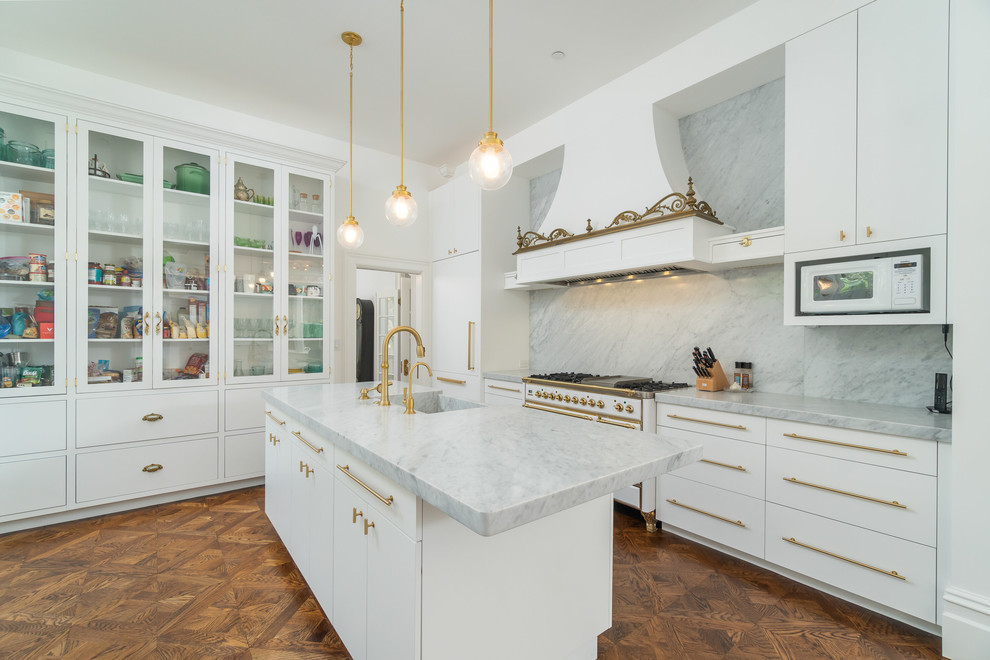 Klassische Küche mit Schrankfronten mit vertiefter Füllung, Marmor-Arbeitsplatte, Küchenrückwand in Weiß, Rückwand aus Marmor, braunem Holzboden, Kücheninsel und weißer Arbeitsplatte in San Francisco