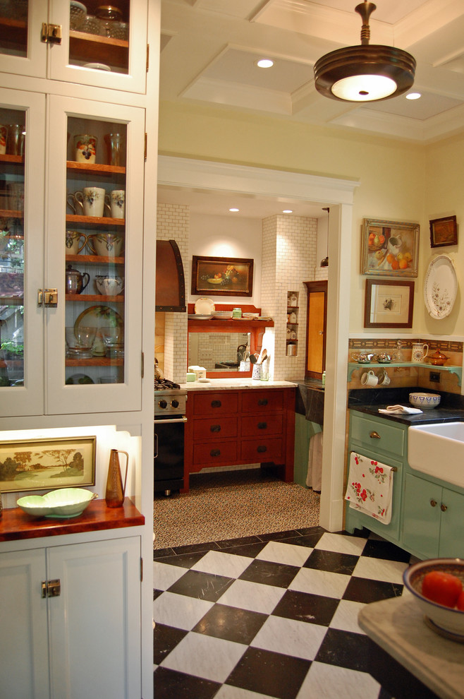 Diseño de cocina romántica con fregadero sobremueble, armarios con paneles lisos, puertas de armario azules y suelo multicolor