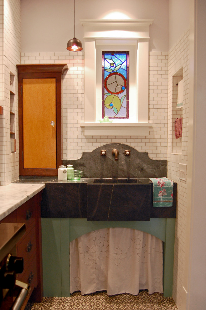 Exemple d'une cuisine chic avec un évier intégré, une crédence blanche et une crédence en carrelage métro.
