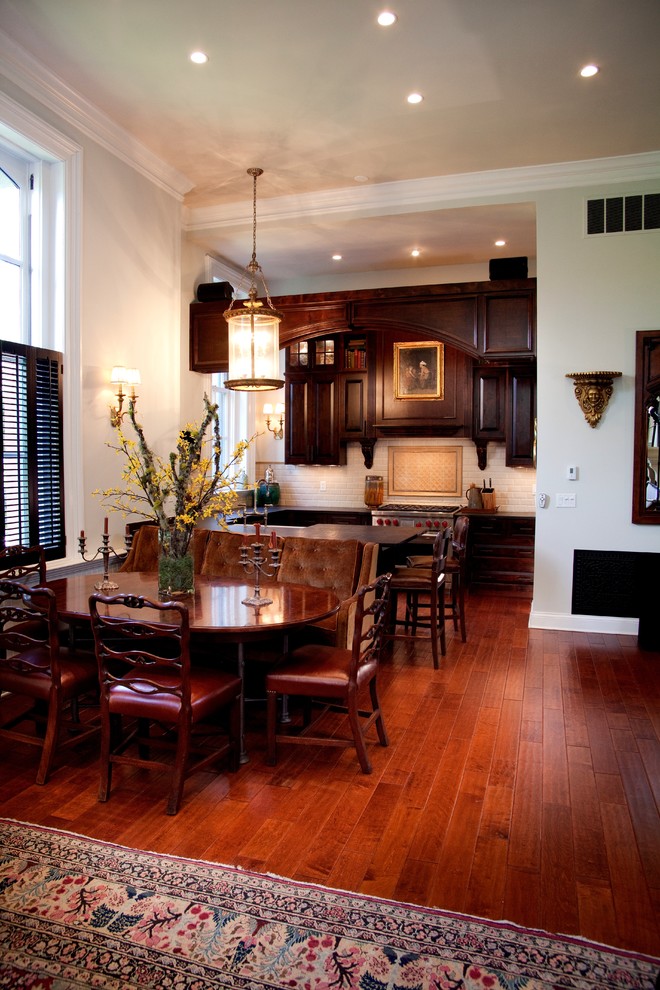 Immagine di una cucina abitabile classica con ante in legno bruno