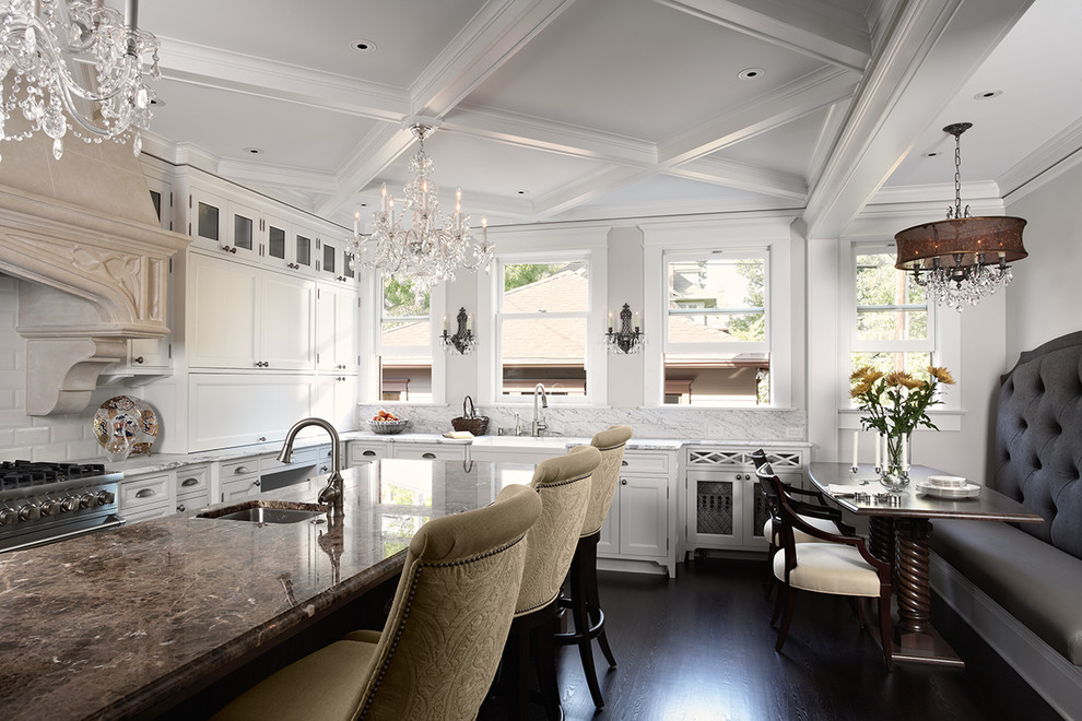 Стильный дизайн: кухня в классическом стиле с обеденным столом, фасадами с утопленной филенкой, белыми фасадами, белым фартуком, фартуком из плитки кабанчик и барной стойкой - последний тренд