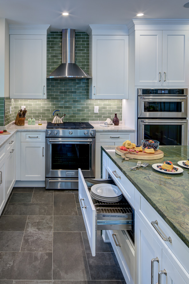 ワシントンD.C.にある高級な広いトランジショナルスタイルのおしゃれなキッチン (アンダーカウンターシンク、シェーカースタイル扉のキャビネット、白いキャビネット、大理石カウンター、緑のキッチンパネル、サブウェイタイルのキッチンパネル、シルバーの調理設備、スレートの床、黒い床、緑のキッチンカウンター) の写真