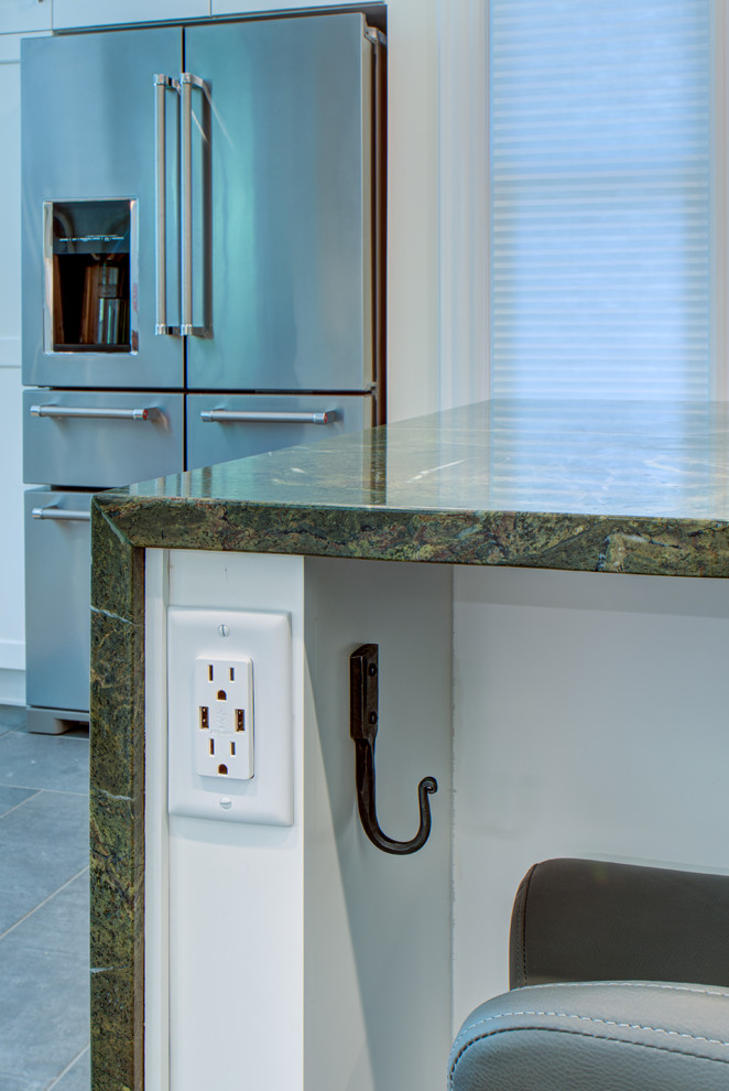 ワシントンD.C.にある高級な広いトランジショナルスタイルのおしゃれなキッチン (アンダーカウンターシンク、シェーカースタイル扉のキャビネット、白いキャビネット、大理石カウンター、緑のキッチンパネル、サブウェイタイルのキッチンパネル、シルバーの調理設備、スレートの床、黒い床、白いキッチンカウンター) の写真
