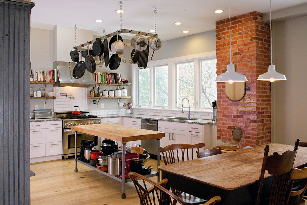 ワシントンD.C.にあるカントリー風のおしゃれなキッチンの写真