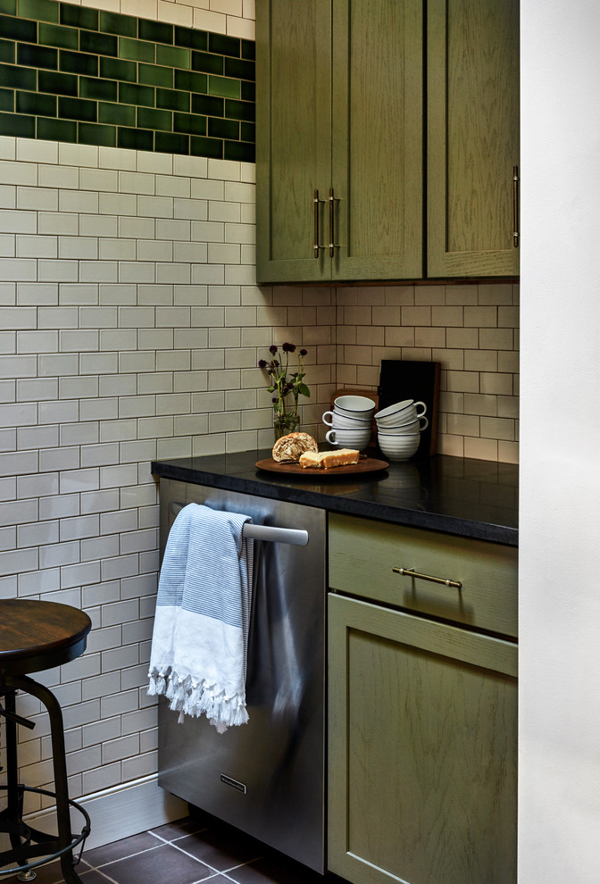 Foto på ett litet vintage kök, med en undermonterad diskho, skåp i shakerstil, gröna skåp, granitbänkskiva, vitt stänkskydd, stänkskydd i tunnelbanekakel, rostfria vitvaror och betonggolv
