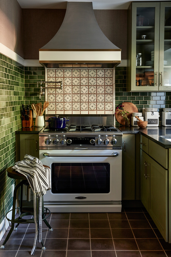 На фото: маленькая кухня в стиле неоклассика (современная классика) с зелеными фасадами, гранитной столешницей, стеклянными фасадами, разноцветным фартуком и белой техникой для на участке и в саду