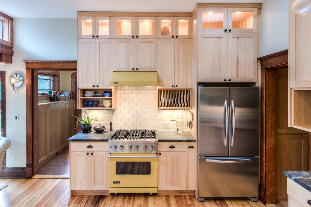 Стильный дизайн: кухня-гостиная в стиле неоклассика (современная классика) с фасадами в стиле шейкер, светлыми деревянными фасадами, бежевым фартуком, фартуком из плитки кабанчик и цветной техникой - последний тренд