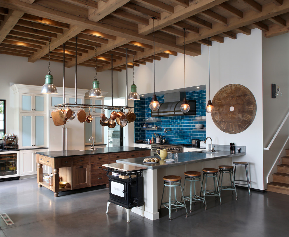 Идея дизайна: кухня в стиле неоклассика (современная классика) с фасадами с утопленной филенкой, белыми фасадами, синим фартуком, фартуком из плитки кабанчик, техникой под мебельный фасад и бетонным полом