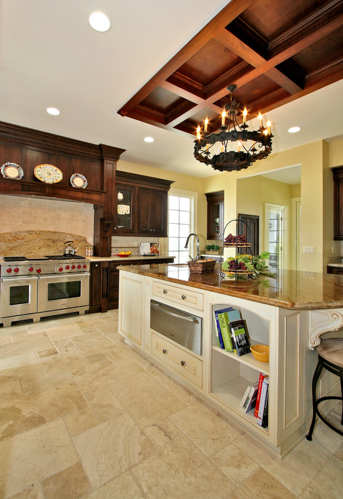 Diseño de cocina clásica con puertas de armario beige y electrodomésticos de acero inoxidable