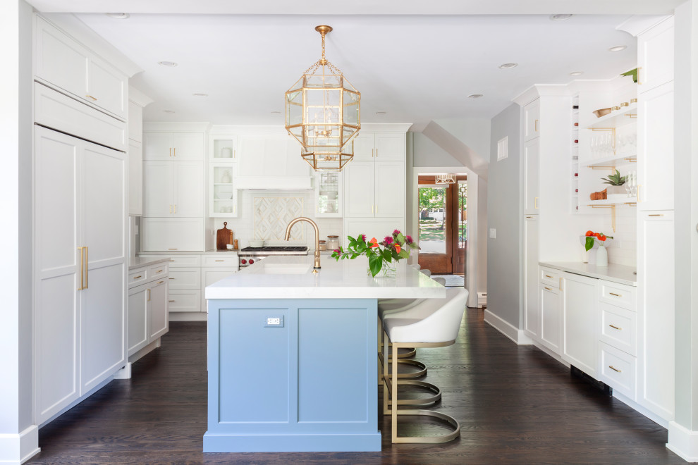 Example of a large transitional u-shaped dark wood floor and brown floor eat-in kitchen design in Chicago with an undermount sink, shaker cabinets, white cabinets, quartz countertops, white backsplash, marble backsplash, stainless steel appliances, an island and white countertops
