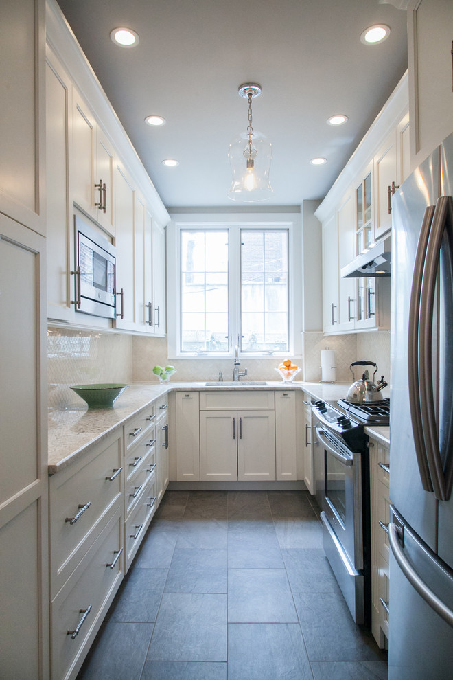 Стильный дизайн: узкая отдельная, п-образная кухня в классическом стиле с фасадами в стиле шейкер, белыми фасадами и белым фартуком без острова - последний тренд