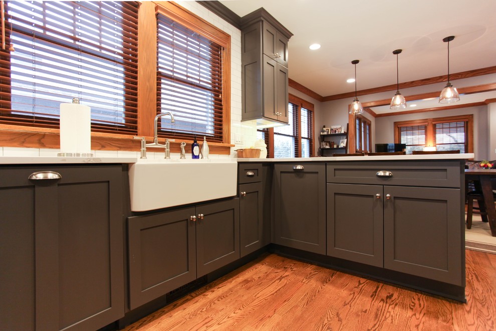 Mid-sized country u-shaped medium tone wood floor eat-in kitchen photo in Chicago with a farmhouse sink, recessed-panel cabinets, gray cabinets, quartz countertops, white backsplash, subway tile backsplash, colored appliances and a peninsula