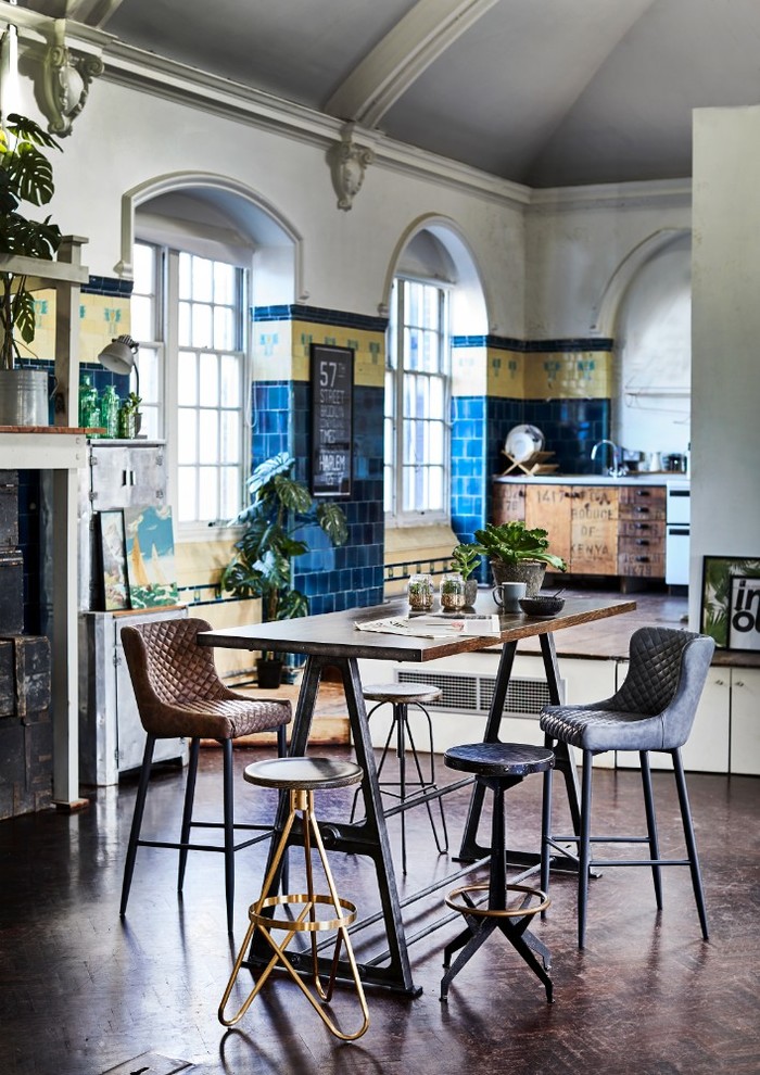 Свежая идея для дизайна: огромная параллельная кухня-гостиная в стиле лофт с деревянной столешницей, синим фартуком, темным паркетным полом, коричневым полом и коричневой столешницей - отличное фото интерьера