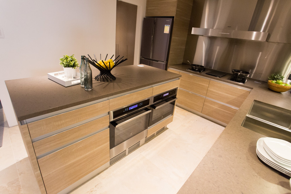 Inspiration pour une cuisine américaine design de taille moyenne avec un placard avec porte à panneau encastré.