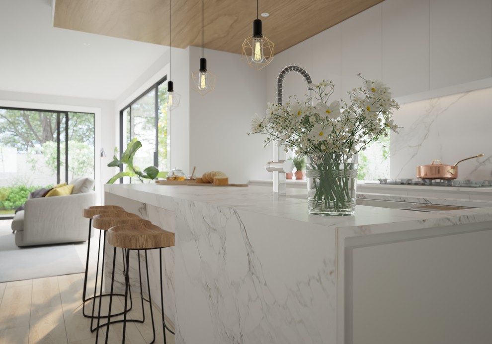 Idee per una cucina minimalista di medie dimensioni con lavello sottopiano, ante bianche, top in granito, paraspruzzi multicolore, paraspruzzi a finestra, pavimento in vinile, pavimento beige e top bianco