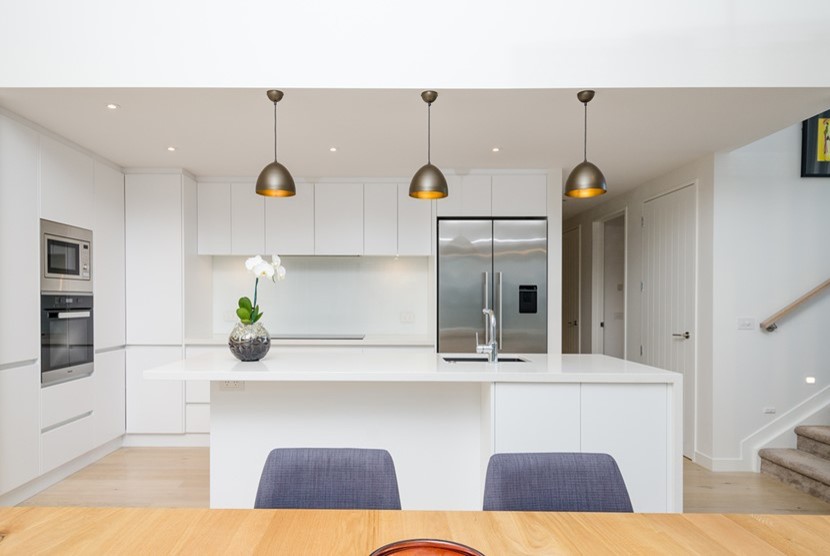 Foto på ett minimalistiskt kök, med ljust trägolv
