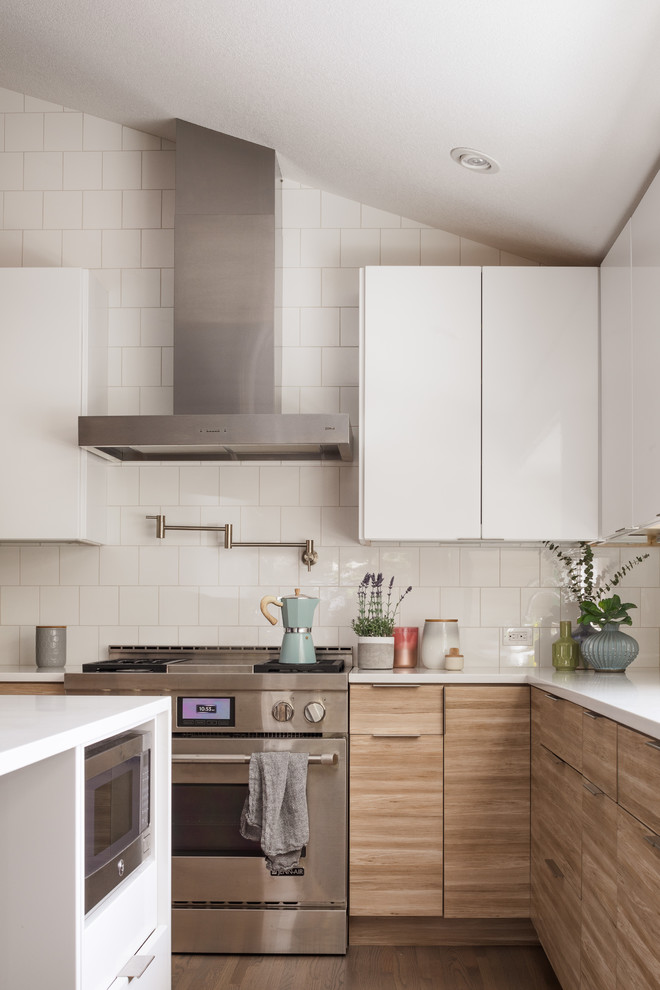 Exempel på ett mellanstort modernt vit vitt kök, med en enkel diskho, släta luckor, skåp i ljust trä, bänkskiva i kvarts, vitt stänkskydd, stänkskydd i keramik, rostfria vitvaror, mellanmörkt trägolv, en köksö och grått golv