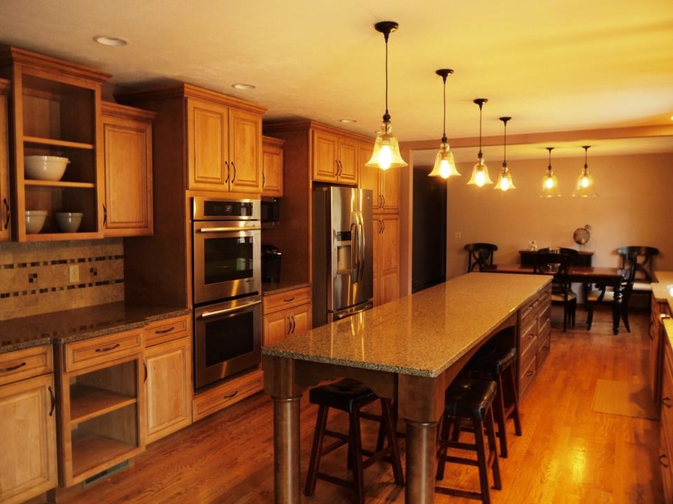 Esempio di una grande cucina classica con lavello sottopiano, ante con bugna sagomata, ante in legno scuro, top in granito, paraspruzzi multicolore e elettrodomestici in acciaio inossidabile