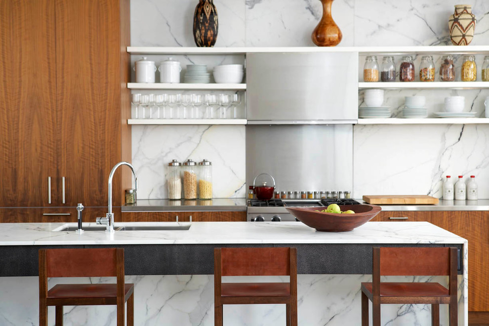 Moderne Küche mit offenen Schränken, Edelstahl-Arbeitsplatte, Küchenrückwand in Metallic und Rückwand aus Metallfliesen in Toronto