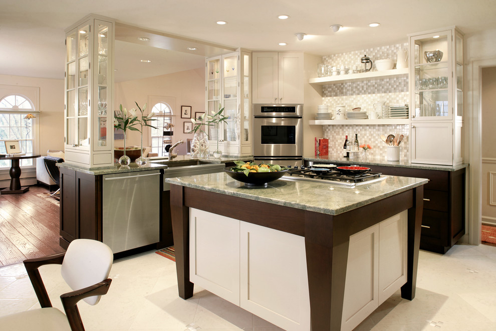 Moderne Küche mit Landhausspüle und Küchengeräten aus Edelstahl in New York