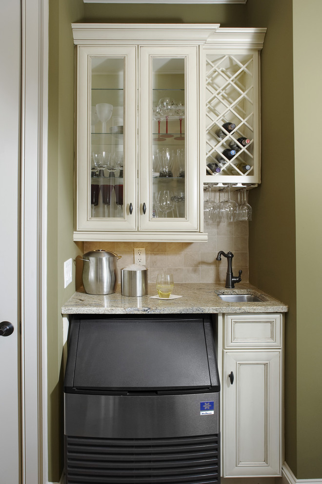 Imagen de cocina clásica con armarios tipo vitrina, puertas de armario beige y salpicadero beige