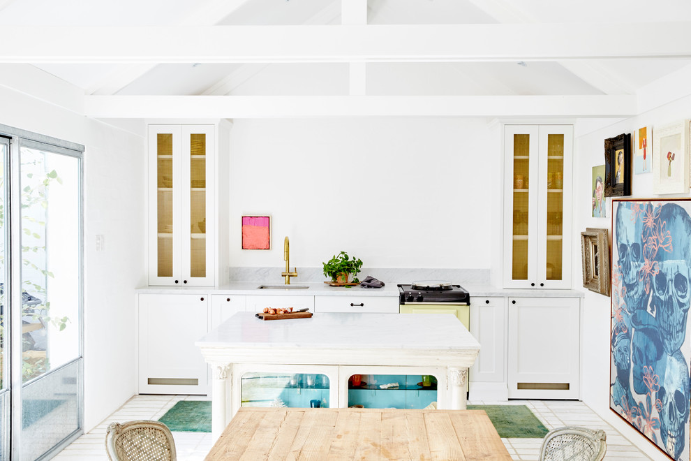 Идея дизайна: кухня в стиле неоклассика (современная классика) с обеденным столом, врезной мойкой и белыми фасадами