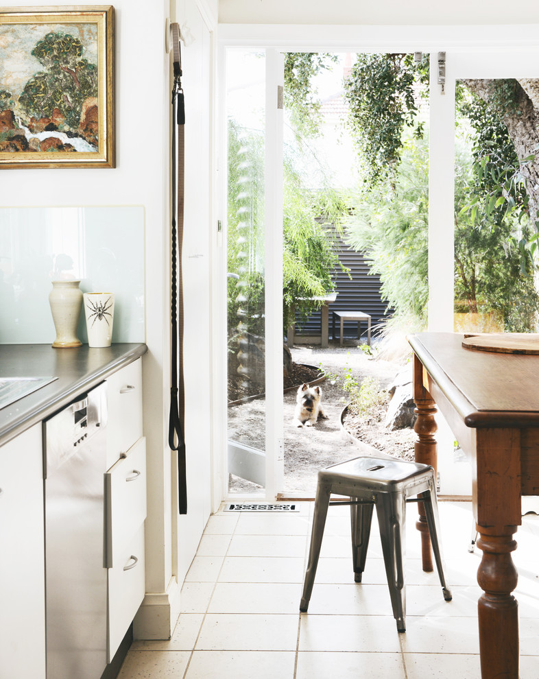 Foto de cocina comedor lineal bohemia de tamaño medio con puertas de armario blancas