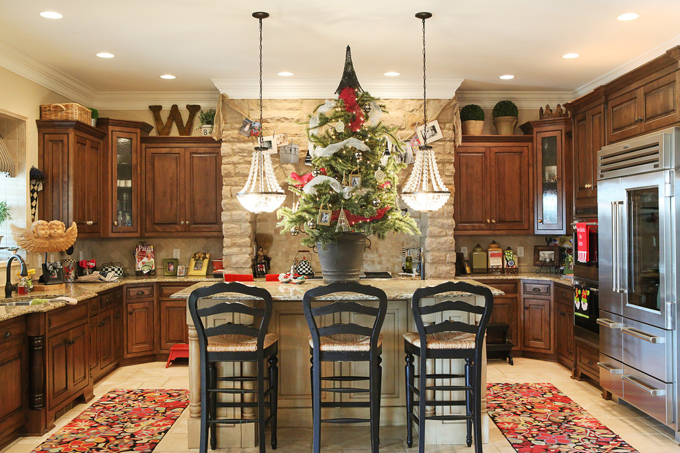 Example of a classic kitchen design in Columbus with stainless steel appliances